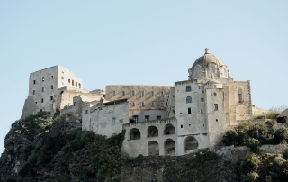 1280px-Castello_Aragonese-particolare